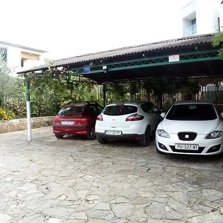Nice With Private Terrace In Gostinjska kuća