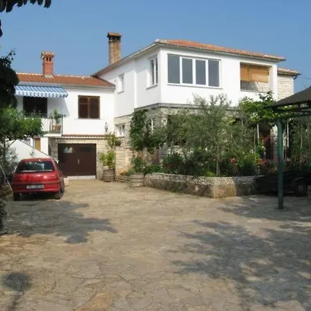 Nice With Private Terrace In Gostinjska kuća Rovinj